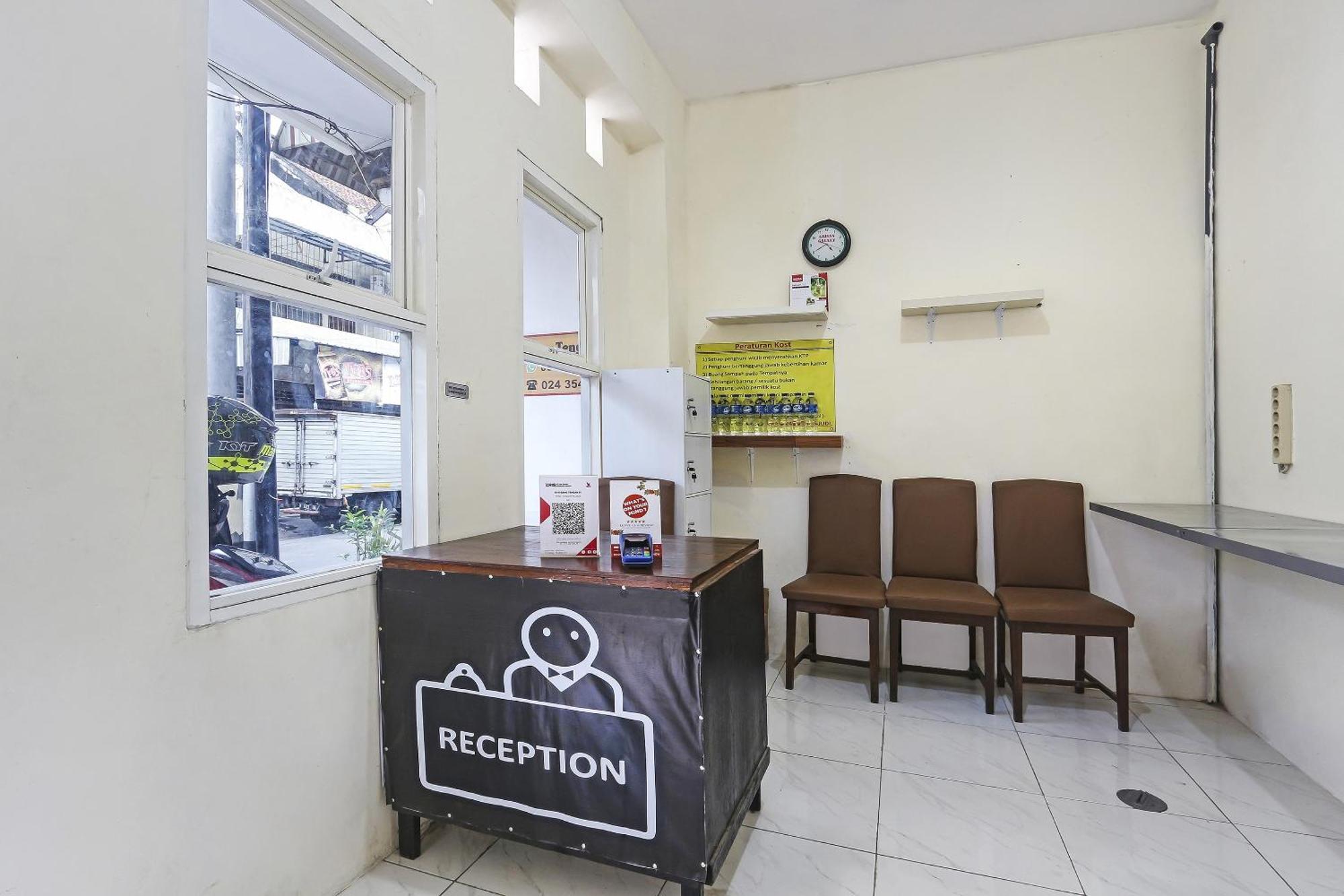 SPOT ON 90780 Gang Tengah Homestay Semarang Bagian luar foto