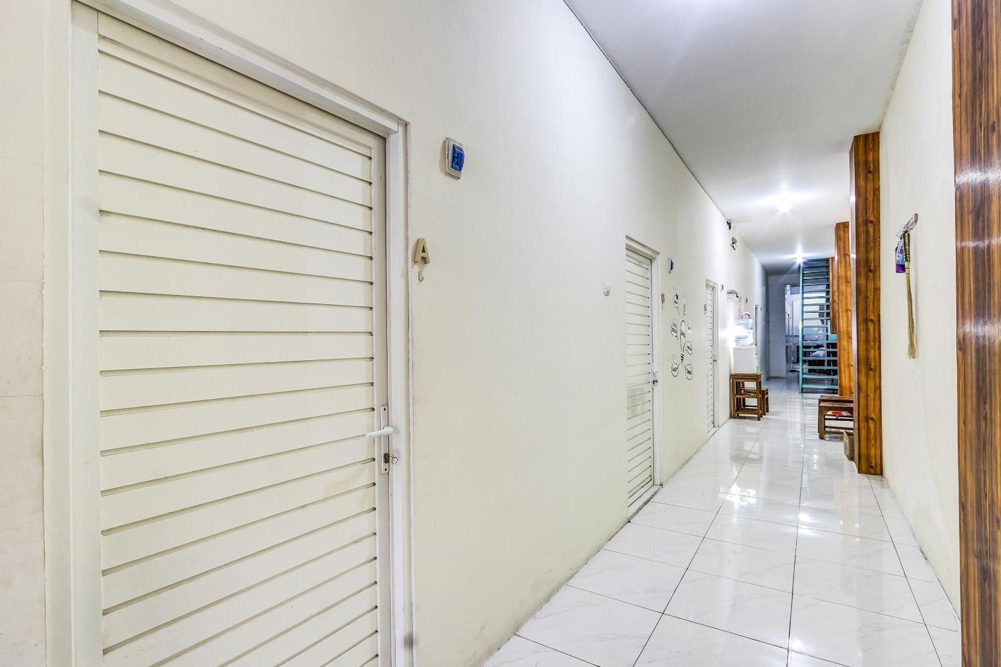 SPOT ON 90780 Gang Tengah Homestay Semarang Bagian luar foto