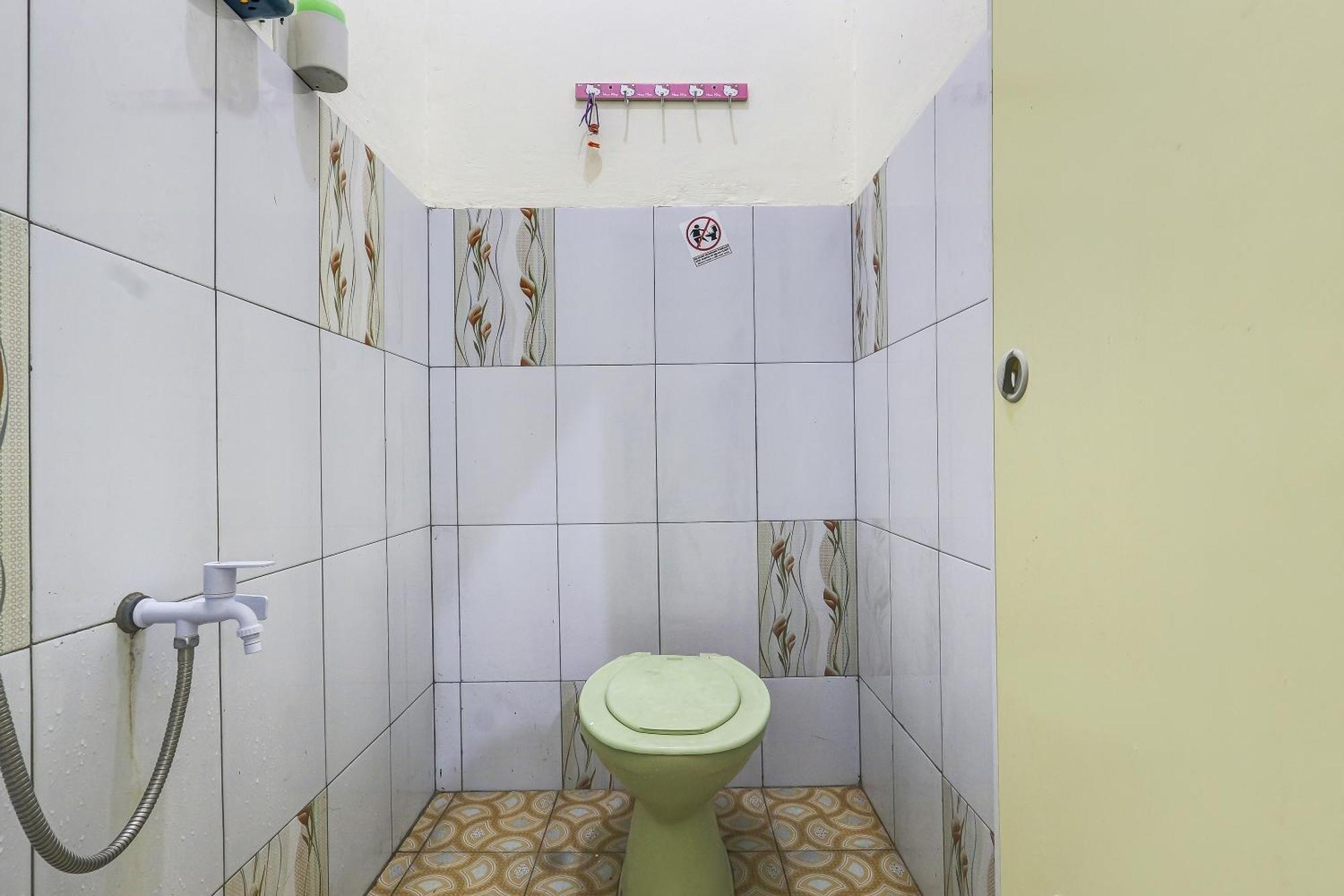 SPOT ON 90780 Gang Tengah Homestay Semarang Bagian luar foto