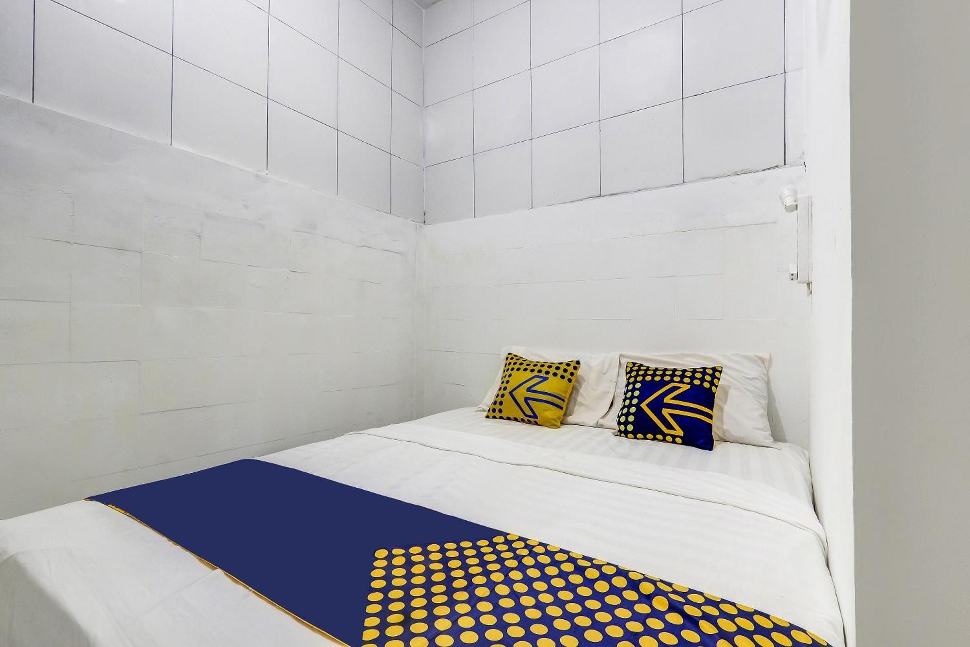 SPOT ON 90780 Gang Tengah Homestay Semarang Bagian luar foto